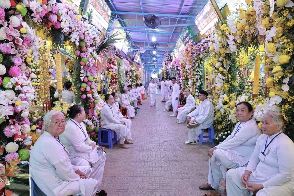 Người dân và du khách chiêm ngưỡng không gian rực rỡ sắc màu của hoa quả phẩm, đèn hoa trang trí tại hơn 100 gian trưng bày