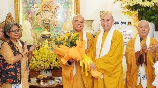 Thượng tọa Thích Đức Thiện tặng hoa chúc mừng Thượng tọa Thích Thanh Phong