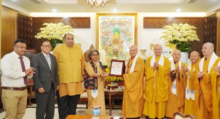 Hiệu trưởng kiêm Chủ tịch Đại học Swami Vivekananda Subharti trao giải thưởng Người thắp sáng diệu pháp toàn cầu đến Thượng tọa Thích Thanh Phong