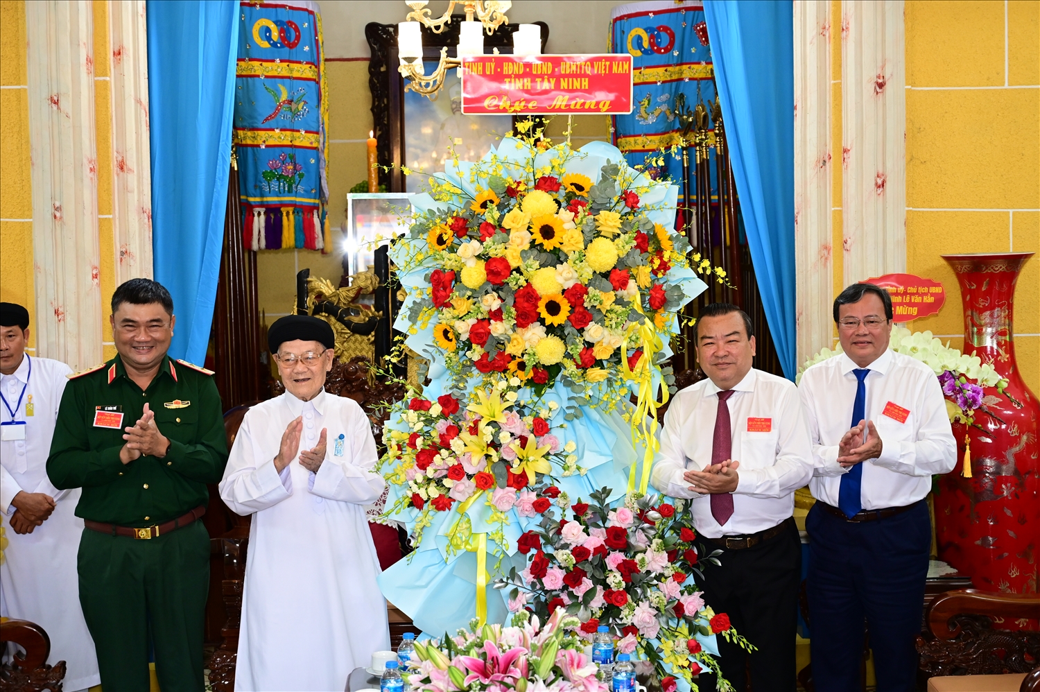 Lãnh đạo tỉnh tặng hoa chúc mừng Đại lễ cho Đầu sư Thượng Tám Thanh - Chưởng quản Hội thánh Cao Đài Tây Ninh