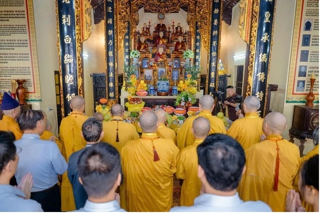Chư tôn giáo phẩm cùng chư tăng ni môn đồ pháp quyến thChư tôn giáo phẩm cùng chư tăng ni môn đồ pháp quyến thành kính dâng hương tưởng niệm lịch đại Tổ sưành kính dâng hương tưởng niệm