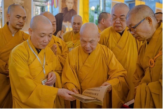 Chư tôn đức tham quan khu vực triển lãm về sự hình thành, phát triển sơn môn Tế Xuyên - Bảo Khám