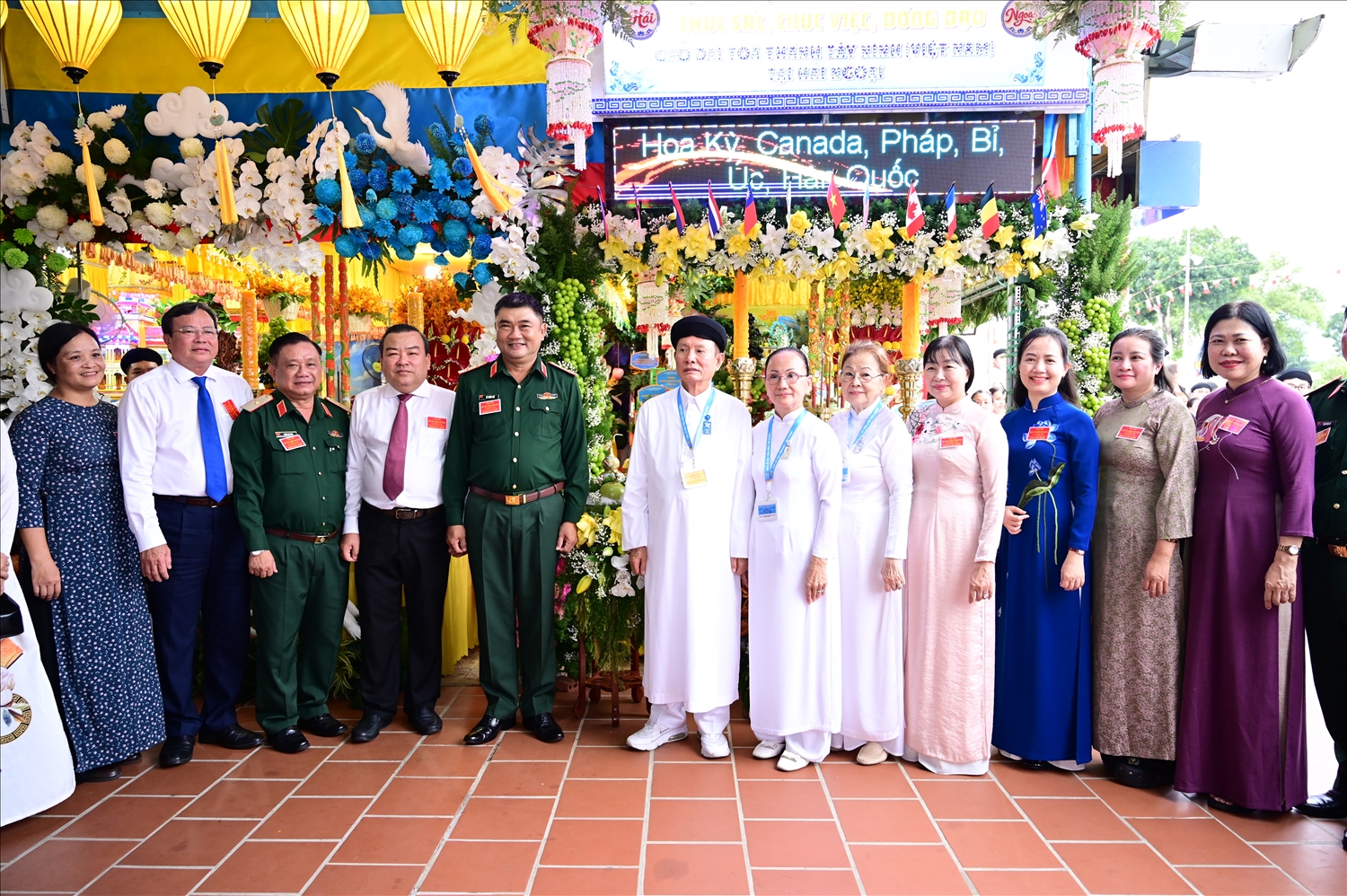 Lãnh đạo tỉnh Tây Ninh tham quan các gian quả phẩm