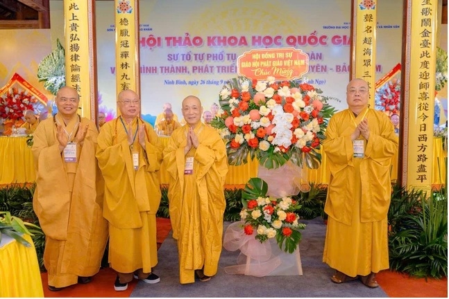 Hội đồng Trị sự Giáo hội Phật giáo Việt Nam tặng hoa chúc mừng Hội thảo