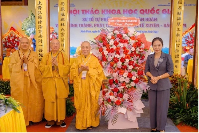 Bà Trần Thị Minh Nga, Phó Trưởng ban Ban Tôn giáo Chính phủ tặng hoa chúc mừng Hội thảo