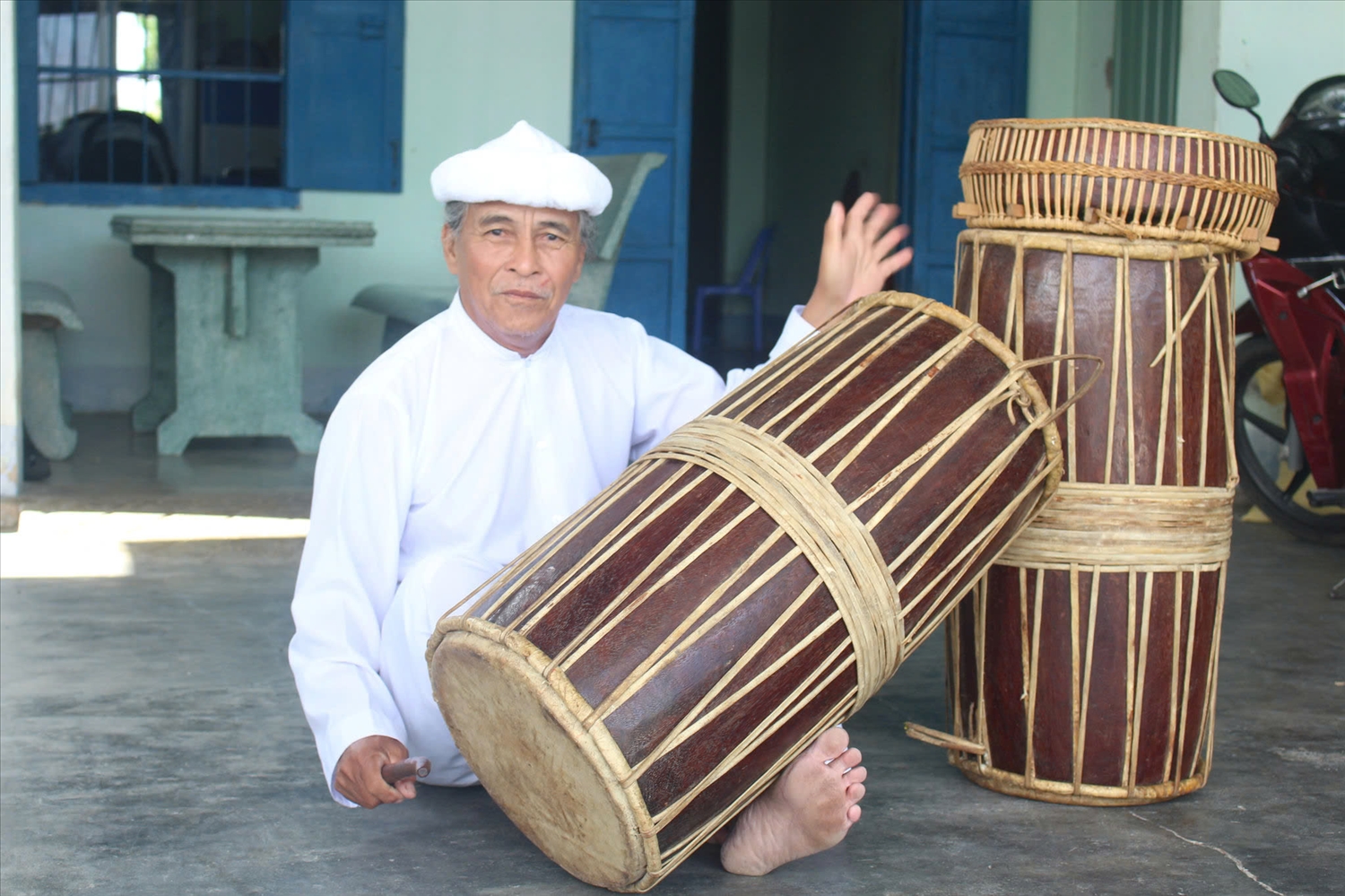 Nghệ nhân Dụng Bông say sưa bên đôi trống ginăng – nhạc cụ gắn liền với đời sống tâm linh và lễ hội truyền thống của đồng bào Chăm