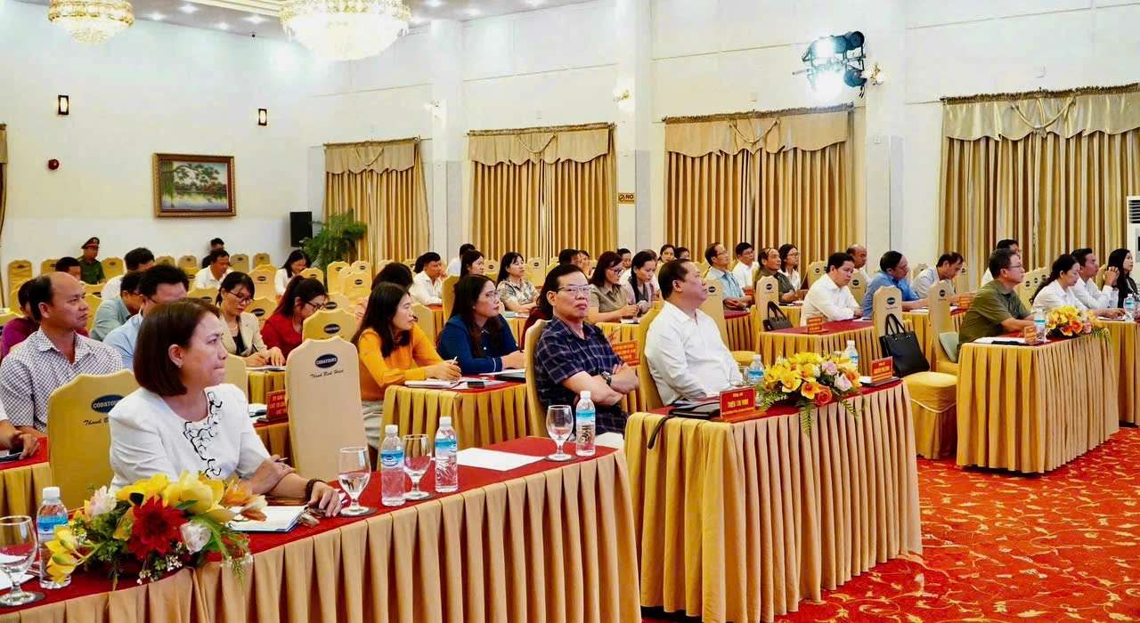 Các đại biểu Mặt trận và các tổ chức chính trị - xã hội khu vực miền Trung - Tây Nguyên tham dự hội nghị