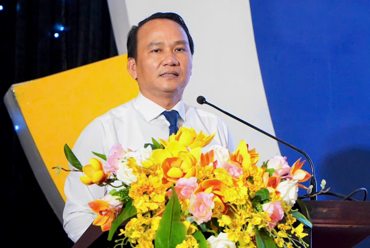 Ông Nguyễn Đình Vĩnh - Phó Bí thư Thành ủy, Chủ tịch Ủy ban MTTQ Việt Nam TP. Đà Nẵng chia sẻ kinh nghiệm thực tiễn tại hội nghị