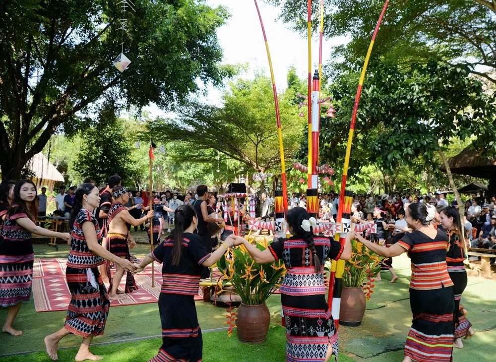 Những vòng xoang nối tiếp nhau tạo nên vẻ đẹp văn hóa trong từng bước nhảy