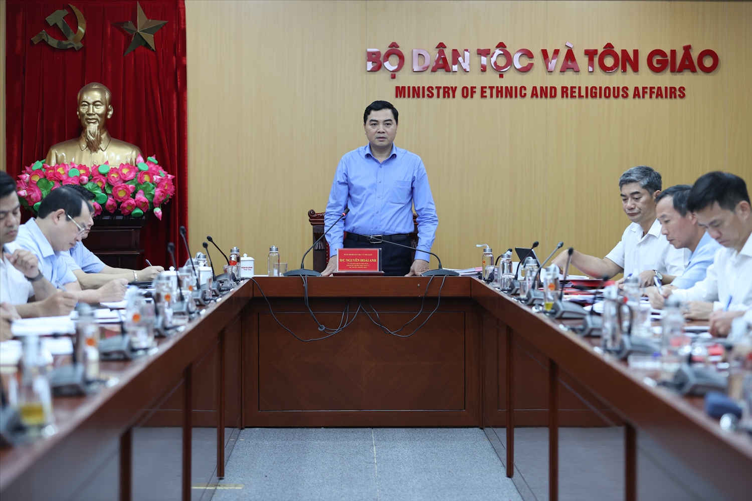 Uỷ viên BCH Trung ương Đảng, Phó Bí thư Thường trực Đảng ủy, Thứ trưởng Thường trực Bộ Dân tộc và Tôn giáo Nguyễn Hoài Anh chủ trì Hội nghị