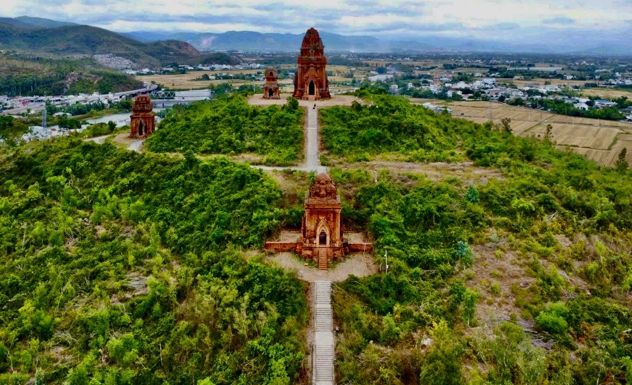 Quần thể tháp Bánh Ít (còn gọi là tháp Bạc)