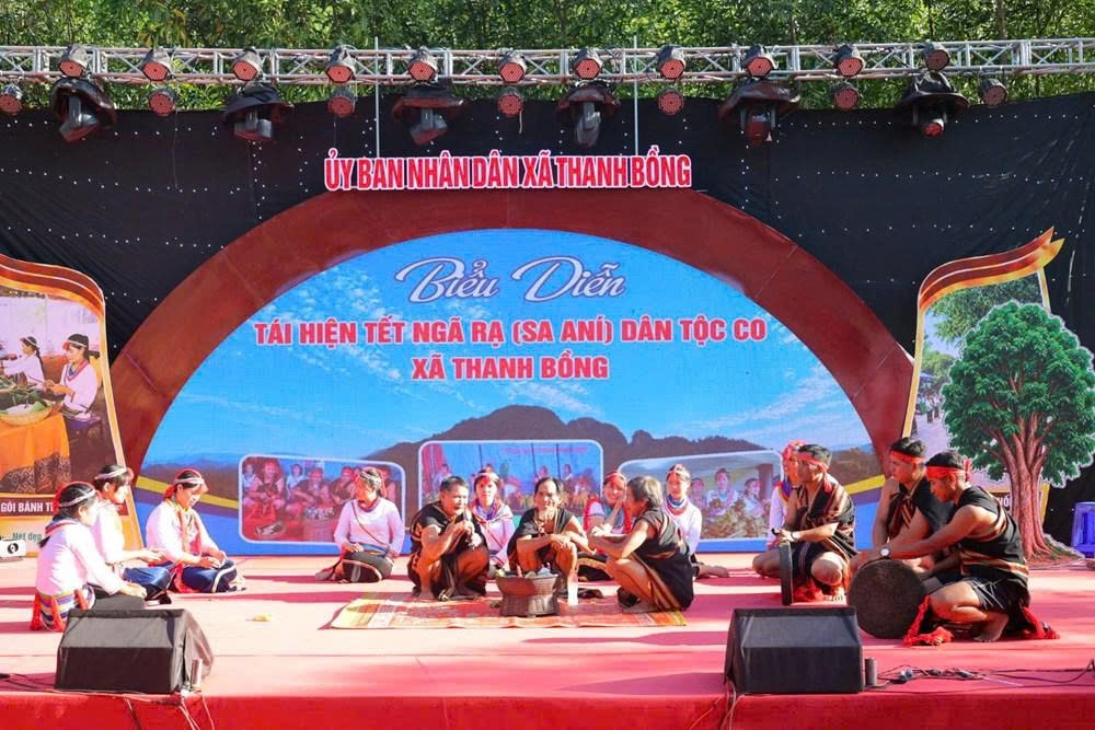 Không gian tái hiện Tết Ngã rạ (Sa ní) tại Ngày hội Văn hóa dân tộc Co xã Thanh Bồng