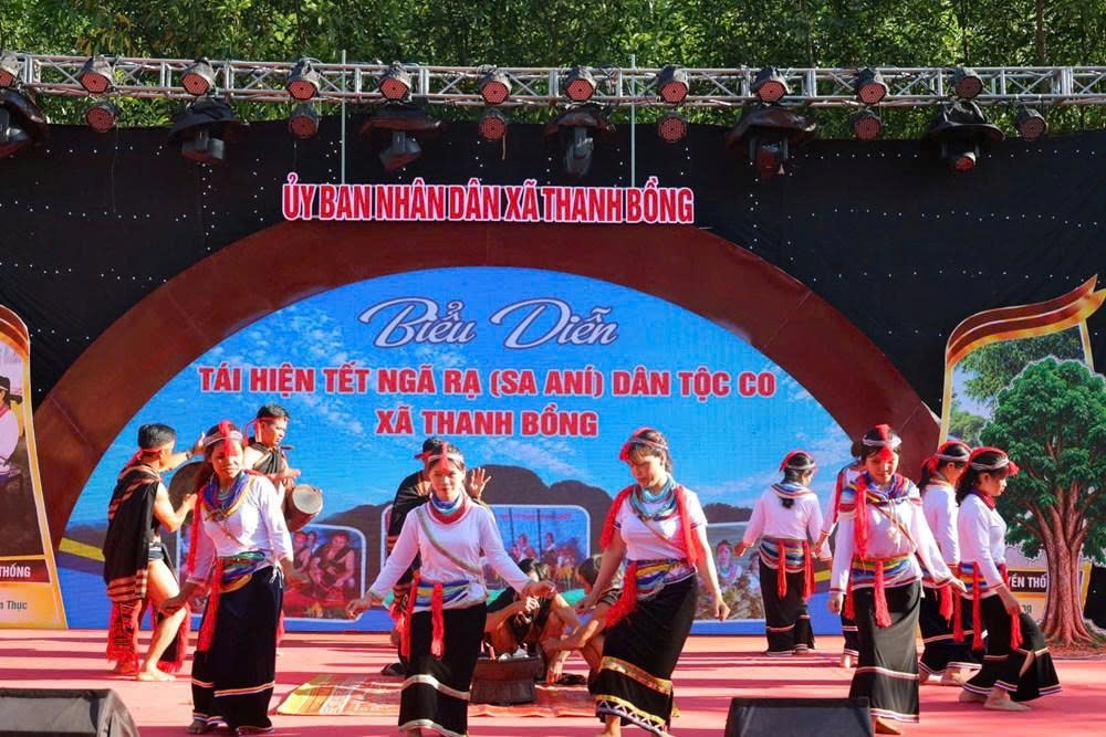 Những điệu múa truyền thống vang lên giữa không gian văn hóa núi rừng, góp phần lan tỏa bản sắc dân tộc Co