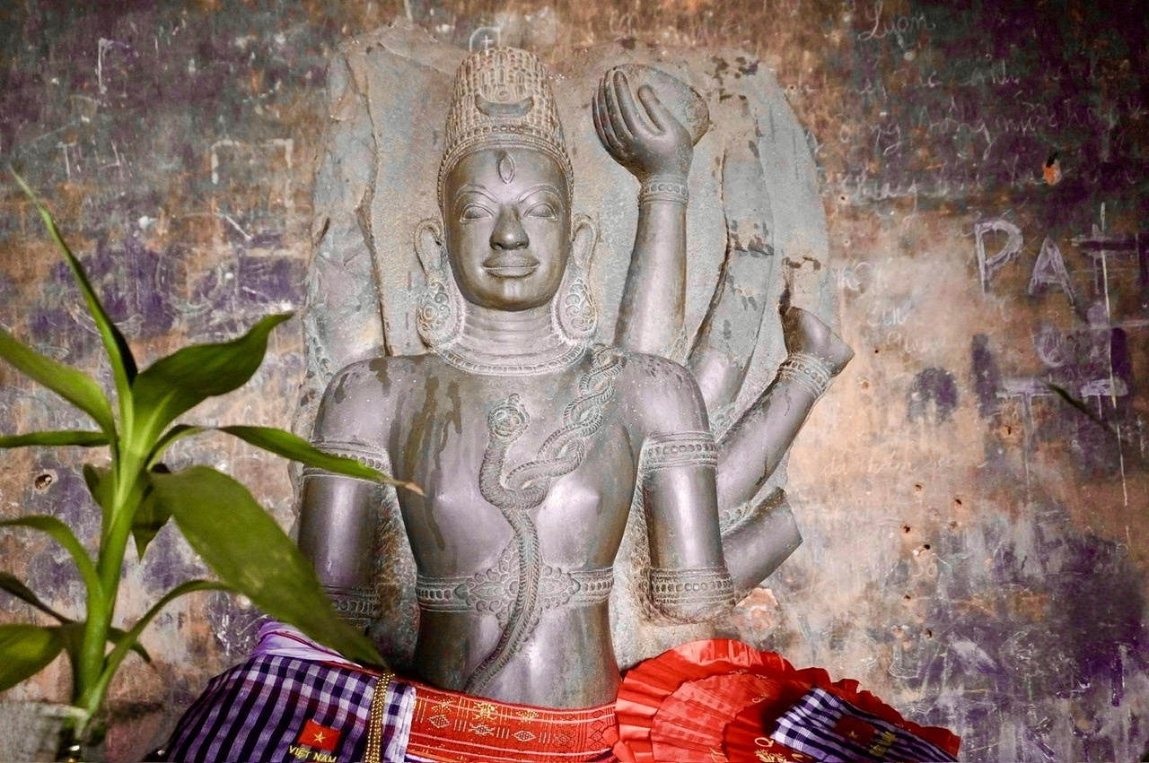 Bên trong tháp Chính đặt tượng thần Shiva được phục chế năm 2013 theo nguyên mẫu hiện vật gốc đang lưu giữ tại Bảo tàng Guimet (Pháp)
