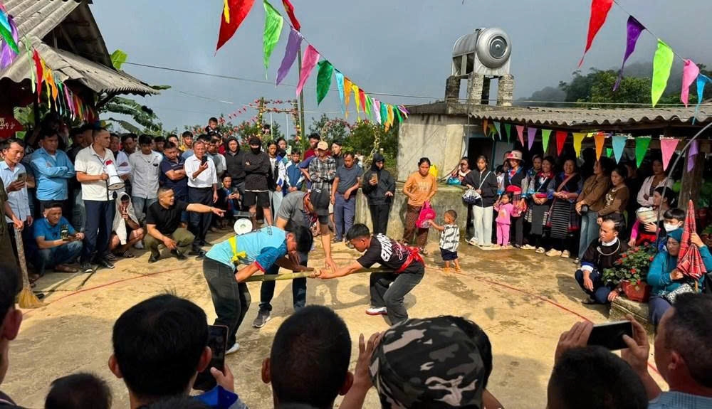 Không khí ngày hội càng thêm sôi nổi với phần thi kéo co