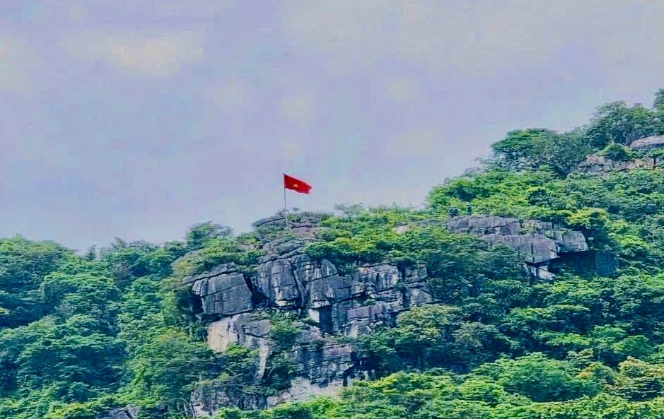 Cờ Tổ quốc tung bay trên núi Trồng Mâm, điểm nhấn cảnh quan độc đáo trong không gian du lịch cộng đồng Đồng Bớp