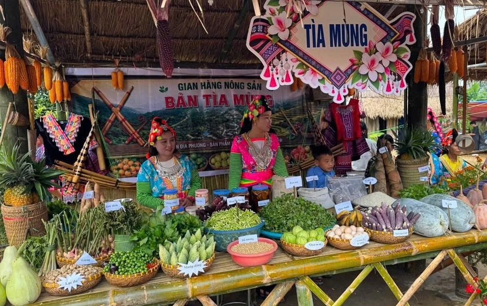 Những gian hàng nông sản của đồng bào 