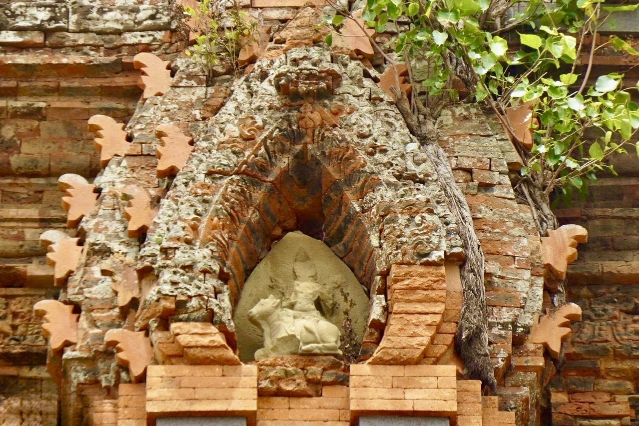 Tượng thần Shiva cưỡi bò thần Nandin xuất hiện trong vòm cửa giả của tháp Chính