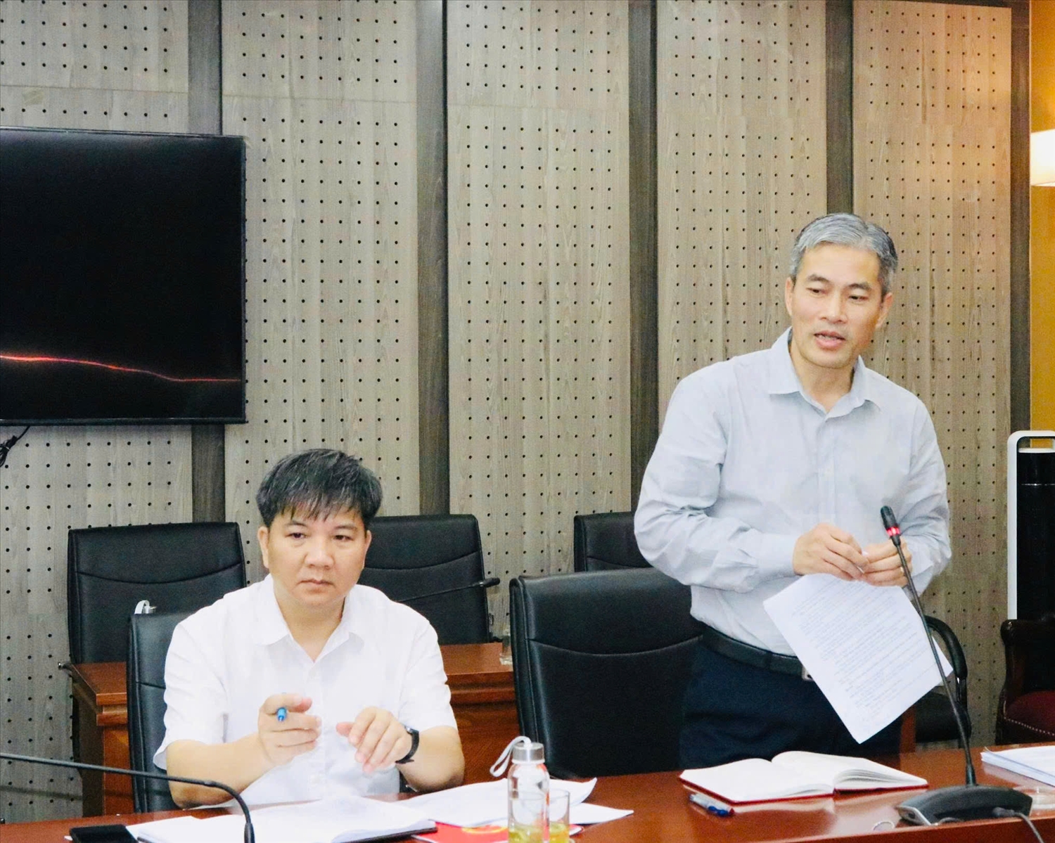 Đại diện Vụ Pháp chế trình bày dự thảo Nghị định