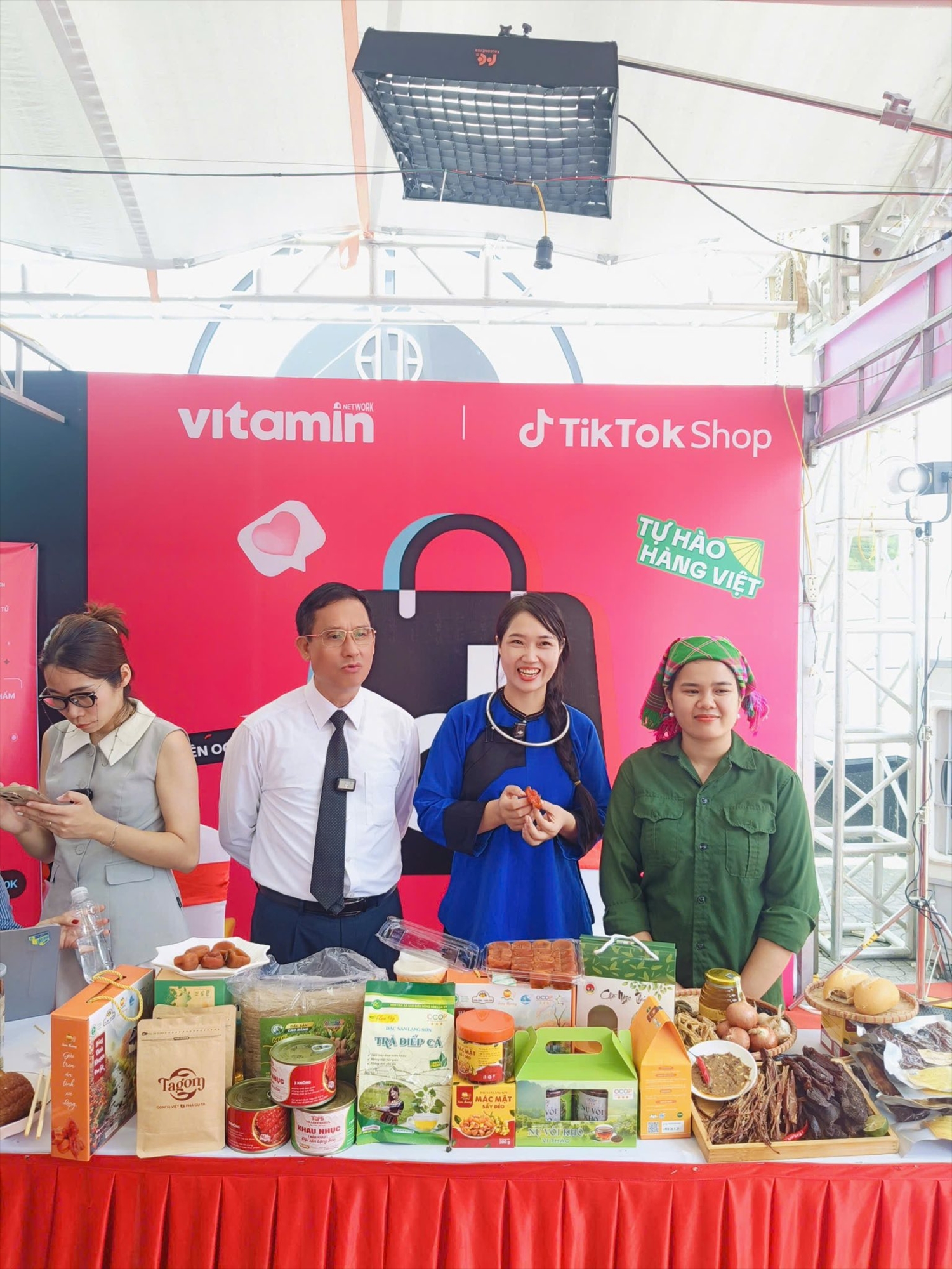 Chị Thương (thứ 2 từ phải sang) trong buổi bán hàng trên nền tảng TikTok 