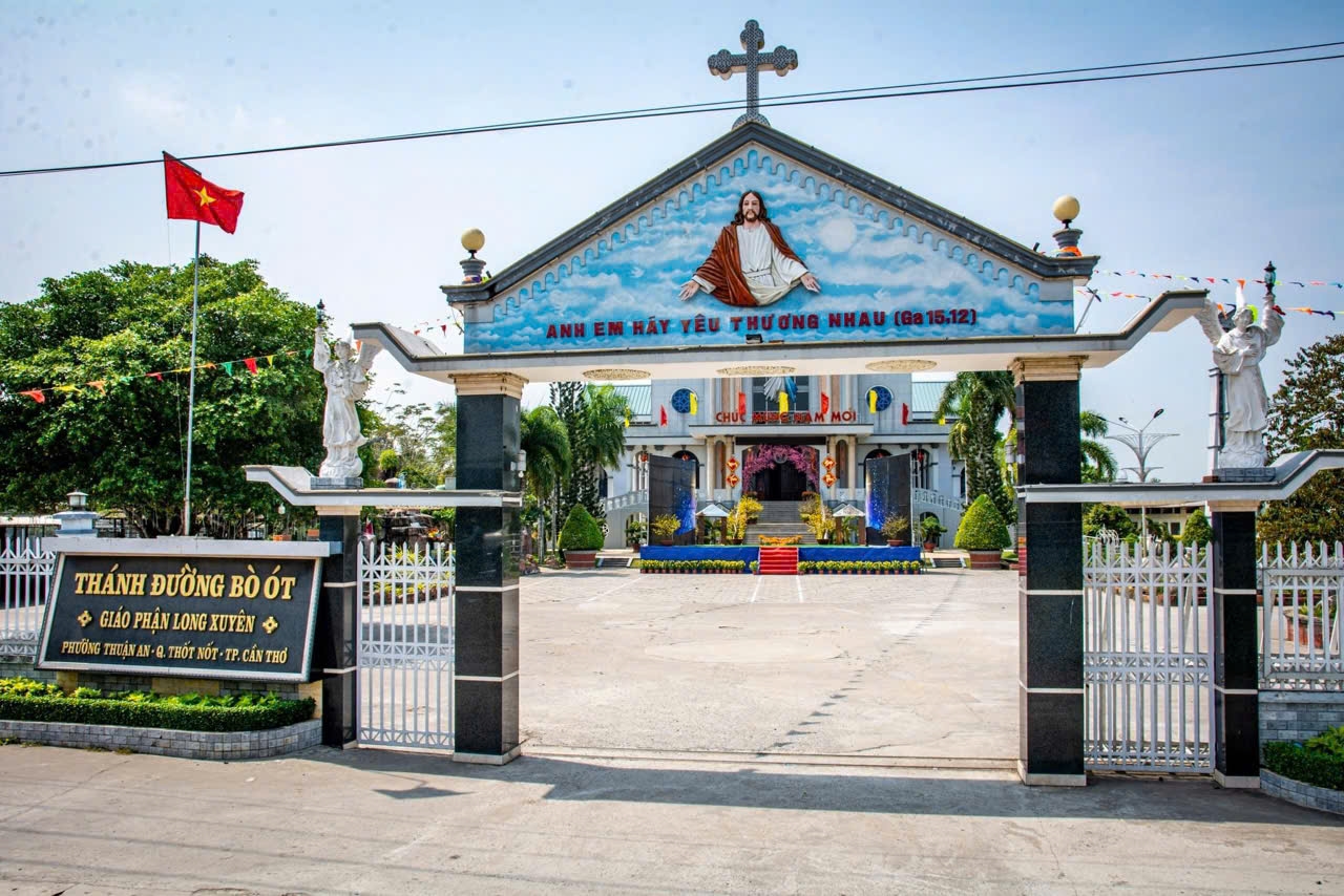 Treo Cờ Tổ quốc tại các cơ sở tín ngưỡng, tôn giáo là việc làm thiết thực, thể hiện tinh thần “đạo - đời hòa hợp”