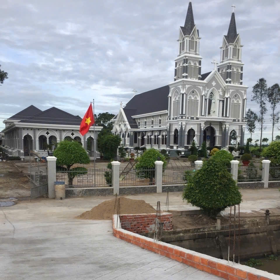 Hình ảnh lá cờ đỏ sao vàng tung bay trước cổng thánh đường trở thành một nét đẹp đầy cảm xúc