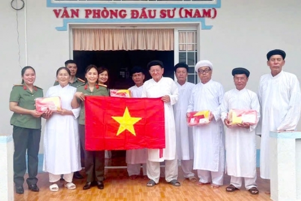 Các chiến sĩ công an trao những lá cờ Tổ quốc tại các cơ sở tôn giáo