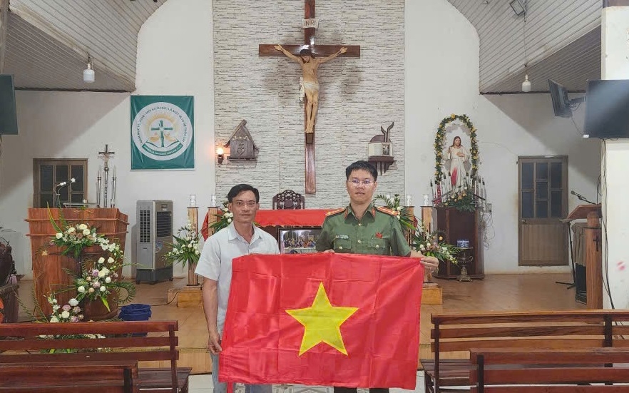 Các chiến sĩ công an trao những lá cờ Tổ quốc tại các cơ sở tôn giáo