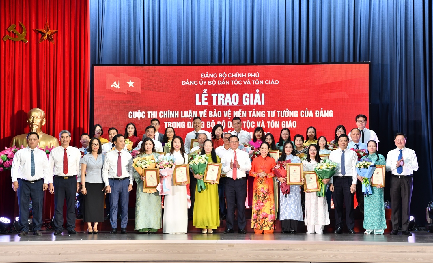 Ủy viên BCH Trung ương Đảng, Bí thư Đảng ủy, Bộ trưởng Bộ Dân tộc và Tôn giáo Nguyễn Đình Khang trao giải cho các tác giả, nhóm tác giả đạt giải tại Cuộc thi