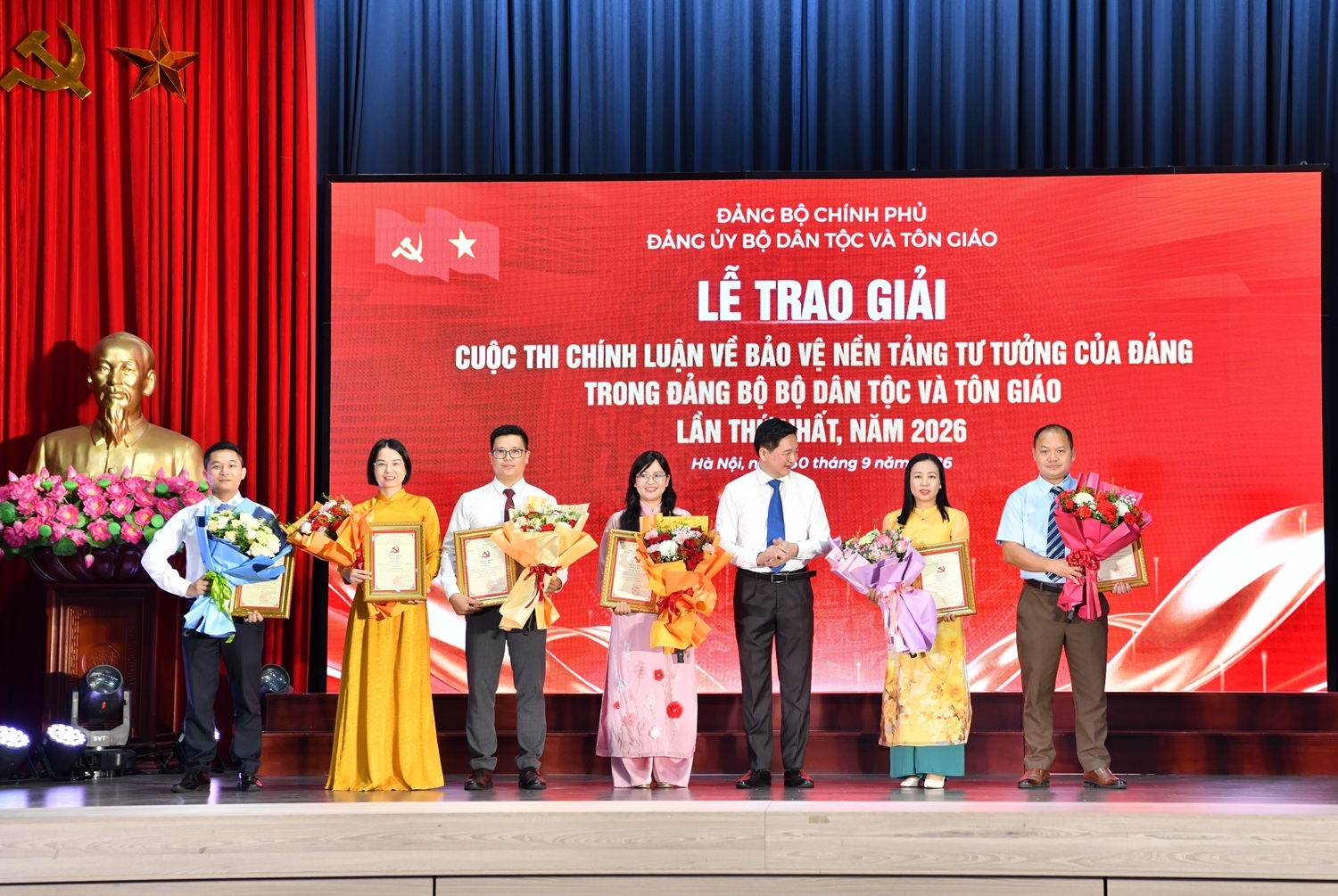 Phó Bí thư chuyên trách Đảng ủy Bộ Cầm Văn Thanh trao giấy khen cho các cá nhân đạt giải ba trong cuộc thi