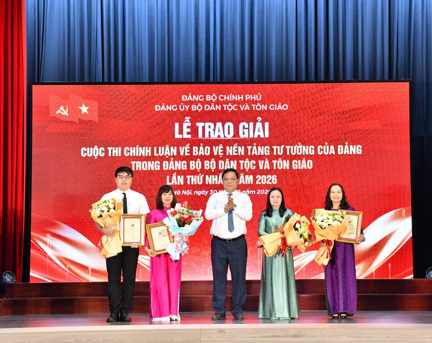 Thứ trưởng Nguyễn Hải Trung tặng giấy khen cho các cá nhân đạt giải khuyến khích trong cuộc thi