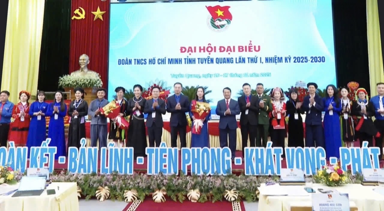 Sùng Mạnh Hùng dự Đại hội Đại biểu Đoàn TNCS HCM tỉnh Tuyên Quang lần thứ nhất - Nhiệm kỳ 2025-2030 (người đứng thứ 6 từ trái sang)