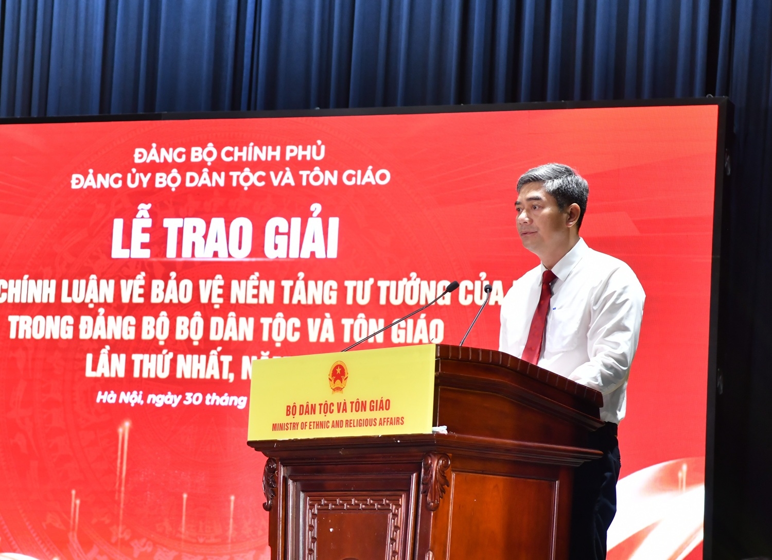 Phó Bí thư Đảng ủy, Thứ trưởng Bộ Dân tộc và Tôn giáo Y Vinh Tơr, Trưởng Ban Tổ chức Cuộc thi phát biểu tại Lễ trao giải