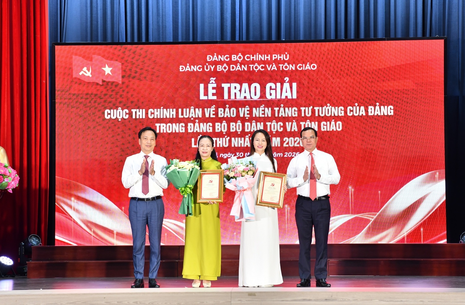 Bộ trưởng Nguyễn Đình Khang và Phó Bí thư Đảng ủy Chính phủ Lại Xuân Lâm tặng giấy khen cho hai cá nhân đạt giải đặc biệt trong cuộc thi