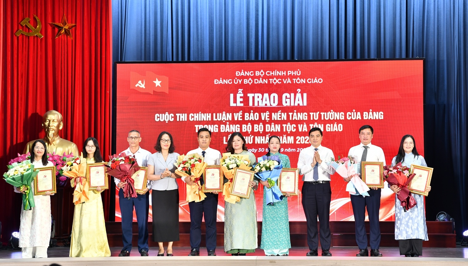 Thứ trưởng Thường trực Nguyễn Hoài Anh tặng giấy khen cho các cá nhân đạt giải nhất trong cuộc thi