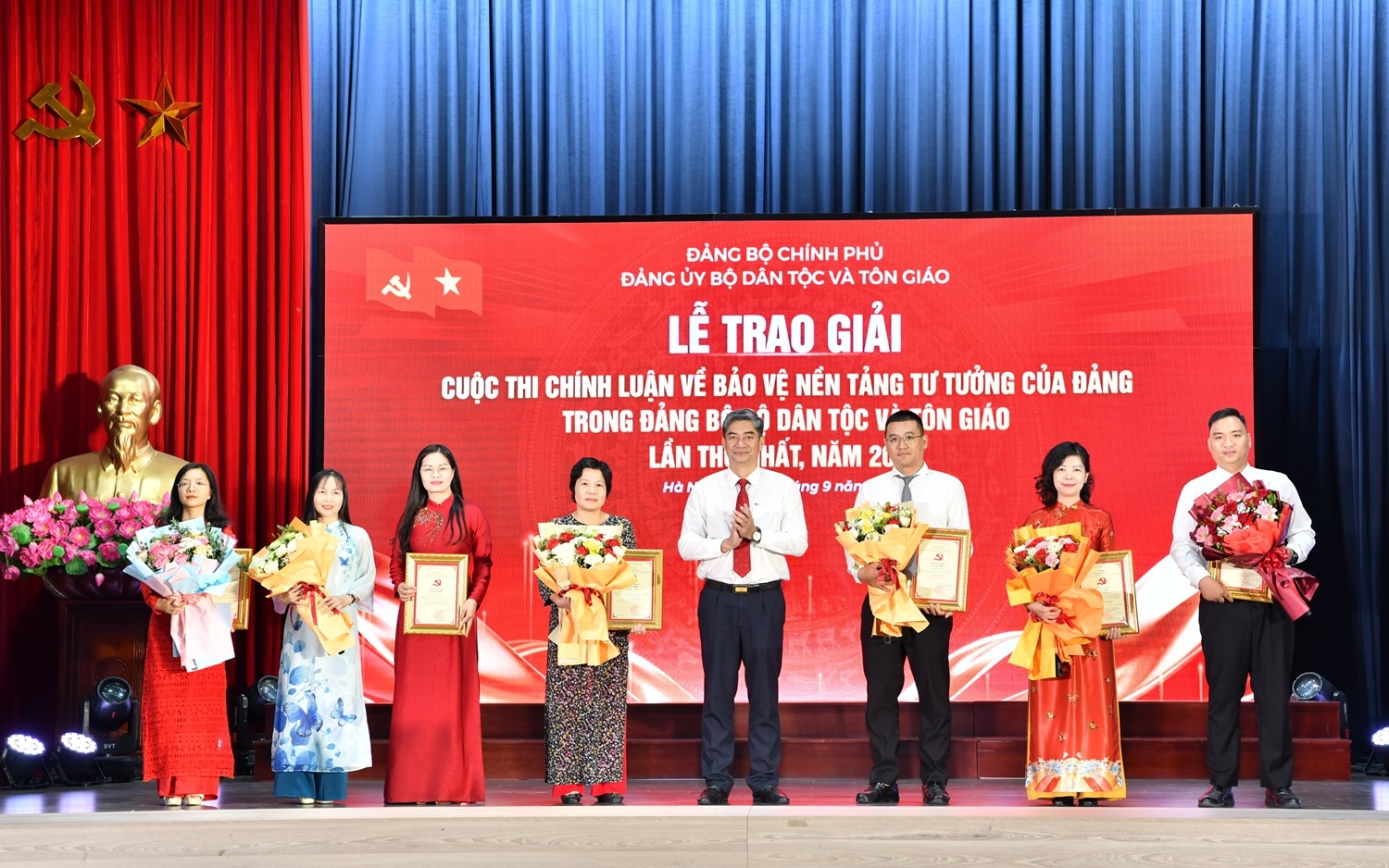 Thứ trưởng Y Vinh Tơr tặng giấy khen cho các cá nhân đạt giải nhì trong cuộc thi