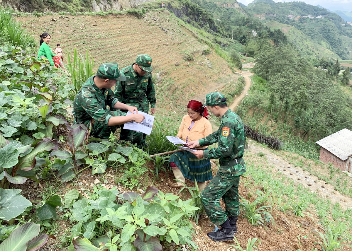 Chị Mua Thị Và tham gia tuần tra đường biên, mốc giới cùng cán bộ, chiến sĩ Đồn Biên phòng Xín Cái, BĐBP tỉnh Tuyên Quang
