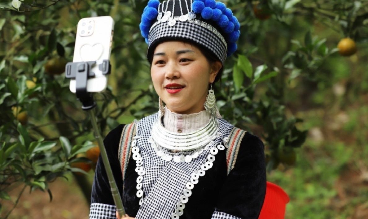 Đồng bào dân tộc thiểu số sử dụng mạng 5G để khai thác thông tin trong kết nối thị trường