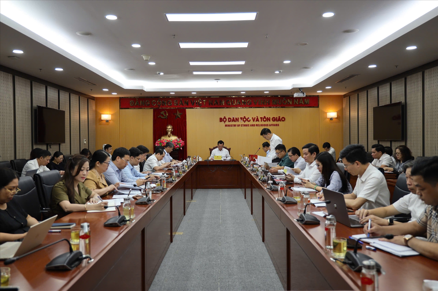 Chánh văn phòng Bộ Dân tộc và Tôn giáo Nguyễn Cao Thịnh báo cáo khái quát tình hình công tác chỉ đạo, điều hành tháng 9, nhiệm vụ trọng tâm công tác các tháng tiếp theo năm 2026 của Bộ