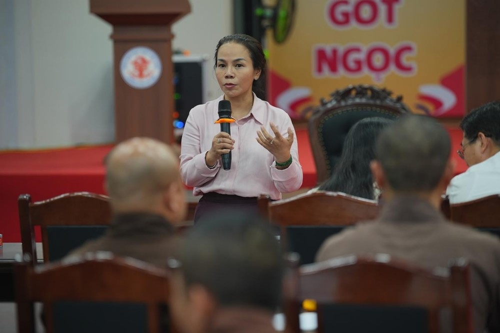 Bà Phạm Bảo Khánh, Trưởng phòng Nghiệp vụ 2, Sở Dân tộc và Tôn giáo Thành phố Hà Nội trao đổi tại buổi tuyên truyền