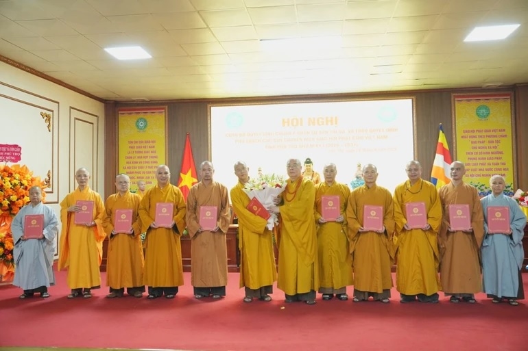 Trao Quyết định chuẩn y nhân sự Ban Trị sự Giáo hội Phật giáo Việt Nam tỉnh Phú Thọ