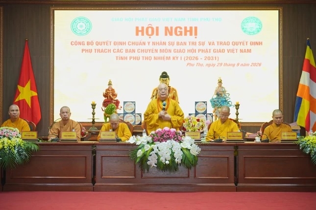Hòa thượng Thích Thanh Nhiễu, Ủy viên Thường trực Hội đồng Chứng minh, Phó Chủ tịch Thường trực Hội đồng Trị sự Giáo hội Phật giáo Việt Nam phát biểu tại Hội nghị