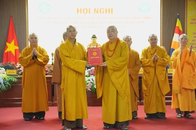 Thượng tọa Thích Minh Nghiêm, Ủy viên Thường trực Hội đồng Trị sự, Trưởng ban Trị sự Giáo hội Phật giáo Việt Nam tỉnh Phú Thọ nhận Quyết định chuẩn y