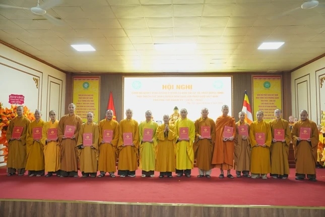 Trao Quyết định nhân sự đến các ban chuyên môn thuộc Ban Trị sự Giáo hội Phật giáo Việt Nam tỉnh Phú Thọ