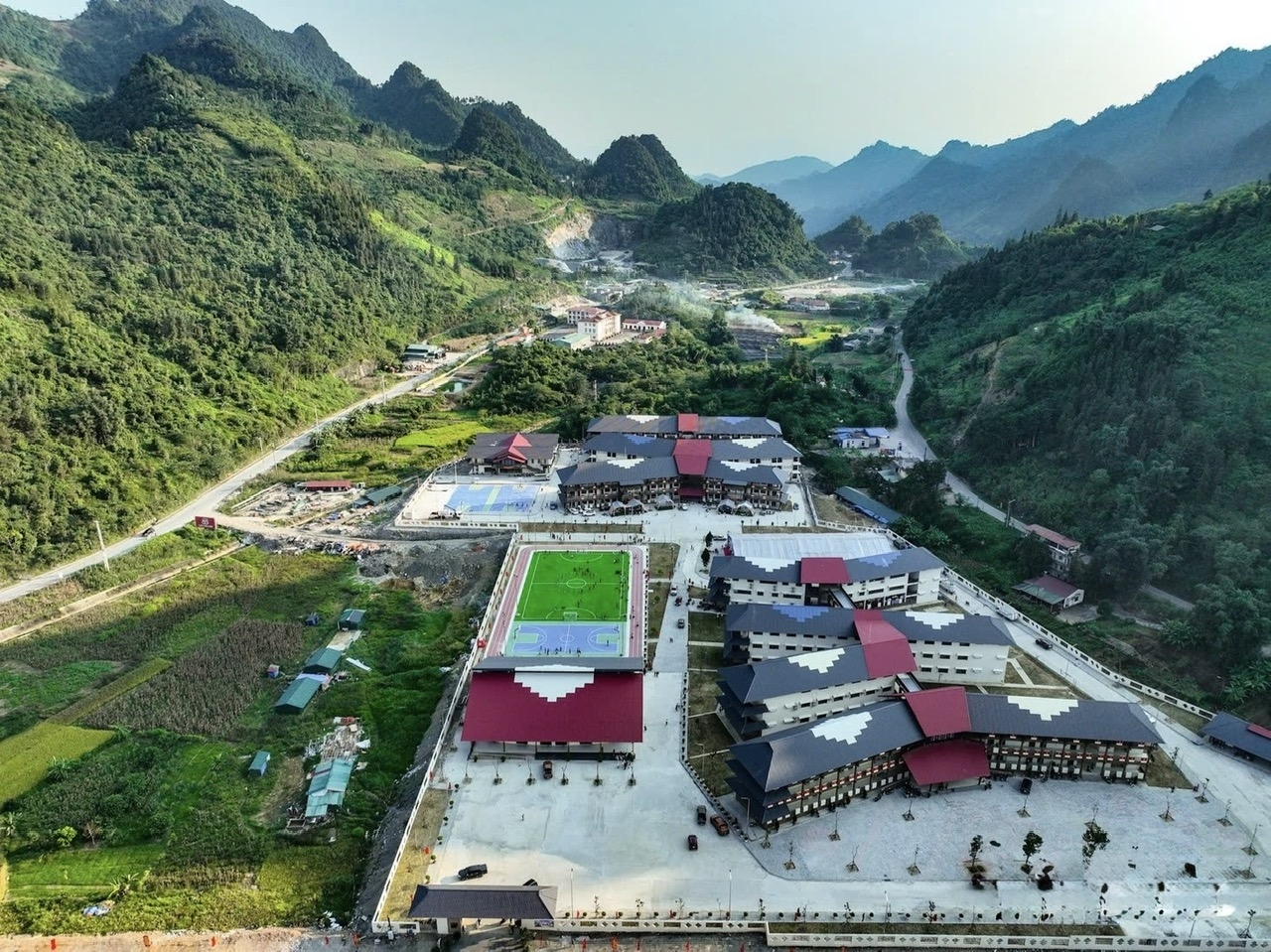 Trường phổ thông nội trú tiểu học và THCS Mường Khương nổi bật với thiết kế lấy cảm hứng từ văn hóa Mông, Dao, nhìn từ trên cao