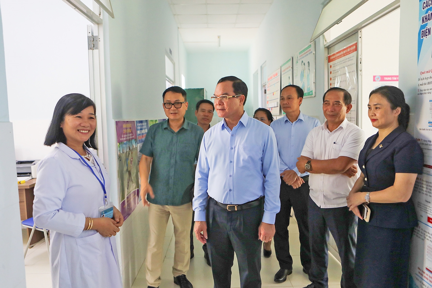 Bộ trưởng, Bộ Dân tộc và Tôn giáo Nguyễn Đình Khang trao đổi với đội ngũ cán bộ, y bác sĩ công tác tại Trạm Y tế xã Cam Hiệp, tỉnh Khánh Hòa về những thuận lợi, khó khăn trong công tác tác chăm sóc sức khỏe cho người dân