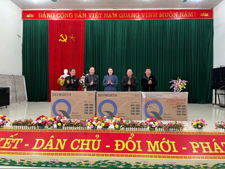 34 Người có uy tín trong vùng đồng bào dân tộc thiểu số của xã Kiên Mộc được hỗ trợ ti vi thông minh (Smart TV) 55 inch, từ nguồn vốn Chương trình mục tiêu quốc gia phát triển kinh tế - xã hội vùng đồng bào dân tộc thiểu số và miền núi