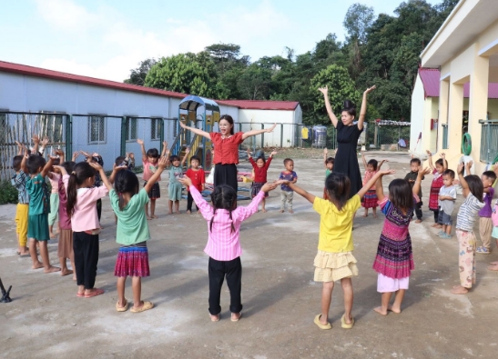 Giờ thể dục của cô và trò điểm trường mầm non bản Kéo Ca, xã Mường Giôn
