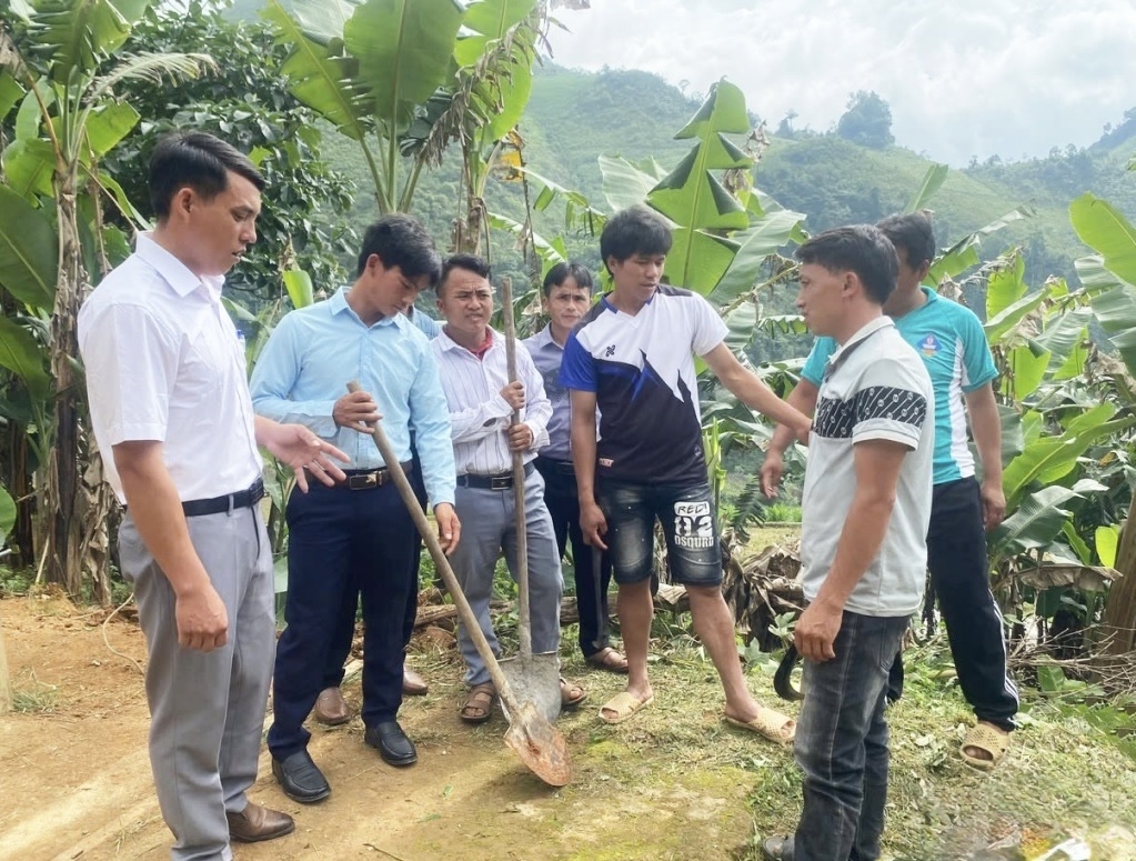 Ông Thào A Tú (áo trắng), Trưởng nhóm điểm Tin Lành Khau Ho trao đổi với các tín đồ về hoạt động vệ sinh đường làng, ngõ xóm
