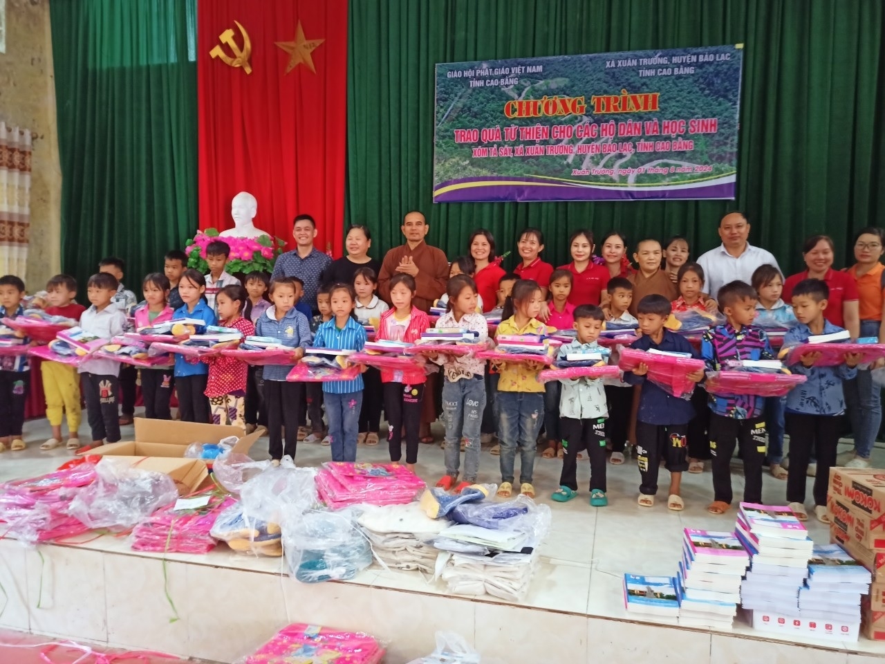 Ban Trị sự Giáo hội Phật giáo Việt Nam tỉnh trao tặng quần, áo và đồ dùng học tập cho các em học sinh nghèo tại xóm Tả Sáy